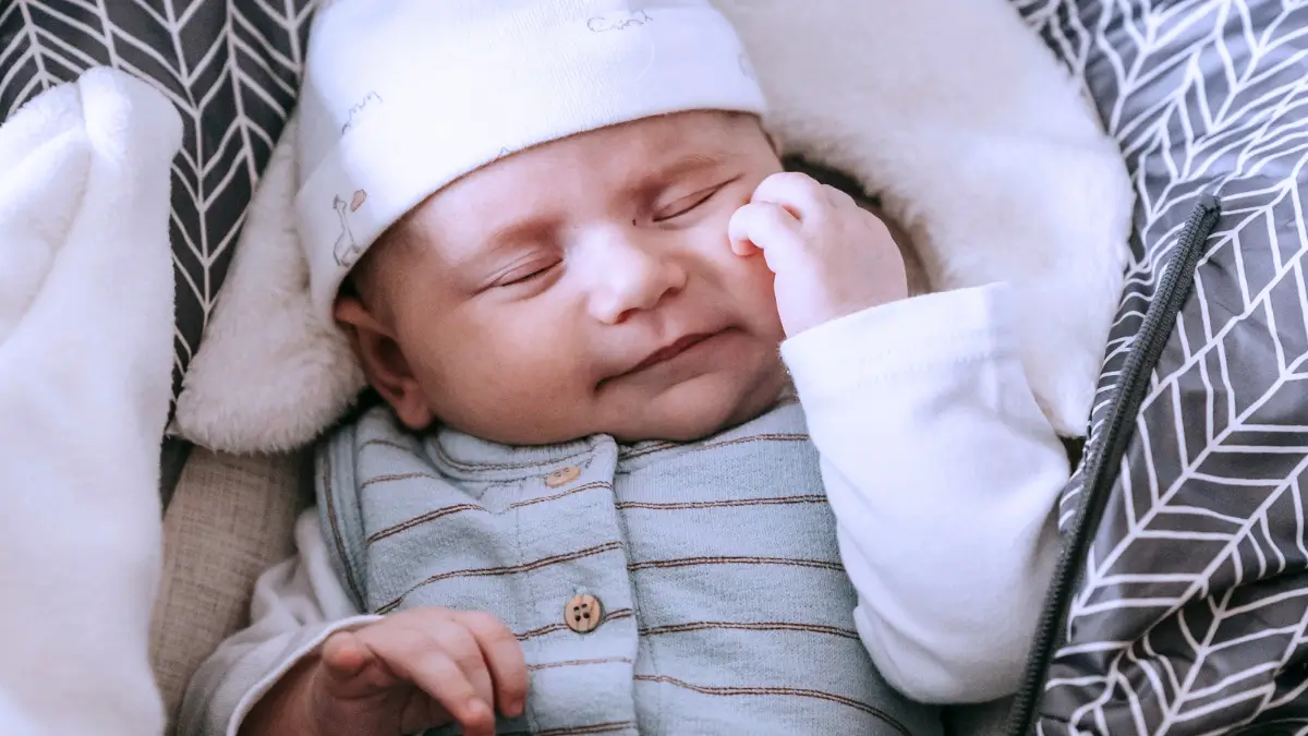 Bebê pode dormir no carrinho? Descubra a verdade sobre essa prática comum!